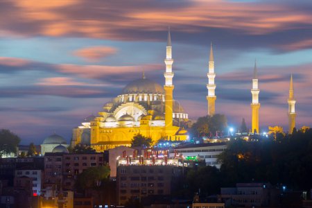 Foto de Hermosa vista de la hermosa mezquita histórica de Suleymaniye - Imagen libre de derechos