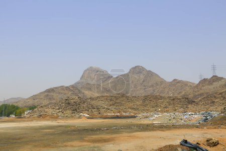 Téléchargez les photos : La montagne de la Miséricorde à Arafat où le Prophète Mohammed se lève dans le Hadj - en image libre de droit