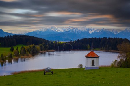 Foto de Capilla frente al Hegratsrieder Ver lago - Imagen libre de derechos