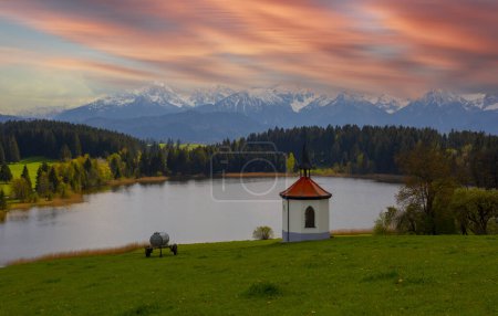 Foto de Capilla frente al Hegratsrieder Ver lago - Imagen libre de derechos
