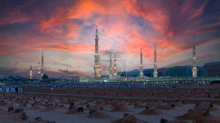 Foto de Este masjid santo situado en la ciudad de Madinah en Arabia Saudita. Es la mezquita más grande del mundo. Es el segundo lugar más sagrado del Islam después de Mak. - Imagen libre de derechos