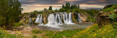 Téléchargez les photos : Muradiye cascade, qui est situé sur la route Van Dogubeyazit, une merveille naturelle souvent visitée par les touristes à Van, Turquie - en image libre de droit