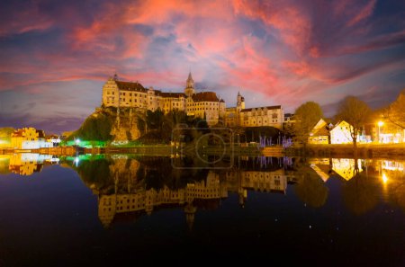 Téléchargez les photos : Allemagne- Baden-Wurttemberg- Sigmaringen- Château de Sigmaringen réfléchissant dans le Danube - en image libre de droit