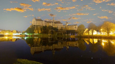 Téléchargez les photos : Allemagne- Baden-Wurttemberg- Sigmaringen- Château de Sigmaringen réfléchissant dans le Danube - en image libre de droit