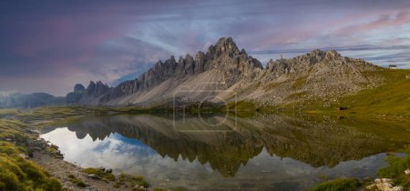 Téléchargez les photos : The famous "Tre cime di Lavaredo", situated between Veneto and South Tyrol, in northern Italy. Dolomites, South Tyrol, Italy. - en image libre de droit