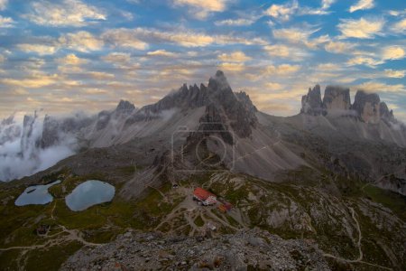 Téléchargez les photos : La célèbre "Tre cime di Lavaredo", située entre la Vénétie et le Tyrol du Sud, dans le nord de l'Italie. Dolomites, Tyrol du Sud, Italie. - en image libre de droit