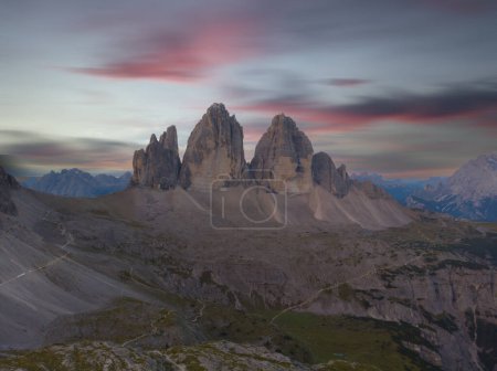 Téléchargez les photos : The famous "Tre cime di Lavaredo", situated between Veneto and South Tyrol, in northern Italy. Dolomites, South Tyrol, Italy. - en image libre de droit
