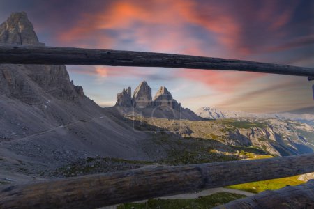 Téléchargez les photos : La célèbre "Tre cime di Lavaredo", située entre la Vénétie et le Tyrol du Sud, dans le nord de l'Italie. Dolomites, Tyrol du Sud, Italie. - en image libre de droit