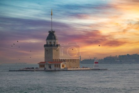 Foto de Torre de la Doncella en Estambul, Turquía. (KIZ KULESI) La Torre de las Doncellas tiene un nuevo aspecto. Torre de las Doncellas de Perlas de Estambul reabierta después de ser restaurada. - Imagen libre de derechos