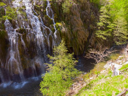 Foto de Cascada hermosa (cascada de Kuzalan) en la provincia de Karadeniz. Giresun - Turquía - Imagen libre de derechos