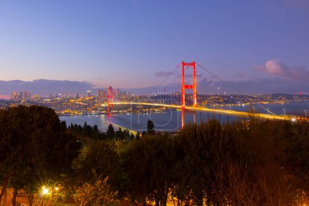 Téléchargez les photos : Pont du Bosphore d'Istanbul la nuit. 15 juillet Pont des Martyrs. Istanbul, Turquie. - en image libre de droit