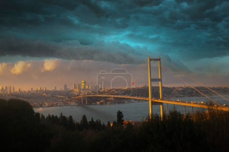 Foto de Puente del Bósforo de Estambul por la noche. Puente de los Mártires del 15 de julio. Estambul, Turquía. - Imagen libre de derechos