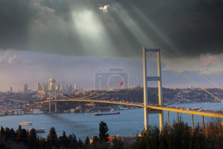 Téléchargez les photos : Pont du Bosphore d'Istanbul la nuit. 15 juillet Pont des Martyrs. Istanbul, Turquie. - en image libre de droit