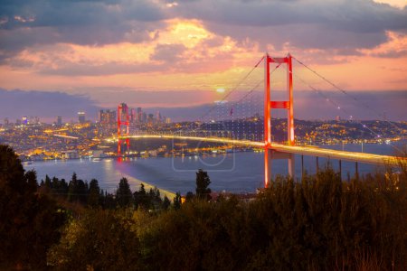 Foto de Puente del Bósforo de Estambul por la noche. Puente de los Mártires del 15 de julio. Estambul, Turquía. - Imagen libre de derechos