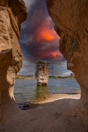 Las formas rocosas únicas y el cielo alrededor del lago Emre en la provincia de Afyon