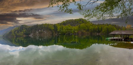 Foto de Una hermosa vista panorámica del popular lago Alpsee - Imagen libre de derechos