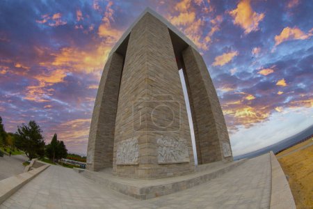 Téléchargez les photos : Le cimetière militaire de Canakkale Martyrs Memorial est un monument commémoratif de guerre commémorant le service des soldats turcs qui ont participé à la bataille de Gallipoli
. - en image libre de droit