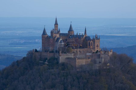 De la montagne appelée Zeller Horn (929 mètres), vous pouvez profiter de la meilleure vue sur le château de Hohenzollern.