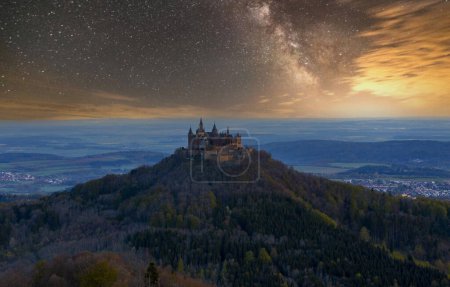 De la montagne appelée Zeller Horn (929 mètres), vous pouvez profiter de la meilleure vue sur le château de Hohenzollern.