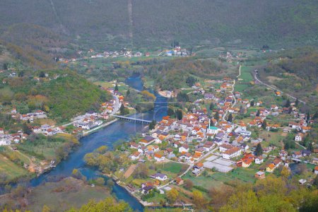 Herrliche Aussicht auf das Gebirgstal des Flusses Una und das traditionelle Dorf Kulen Vakuf von der Spitze der Burgruine Ostrovica