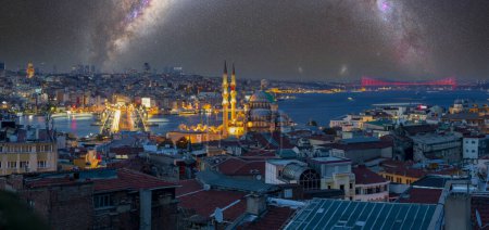 Foto de Torre de Galata, Puente de Galata, Mezquita Nueva y Puente del Bósforo, la vista más hermosa de Estambul - Imagen libre de derechos
