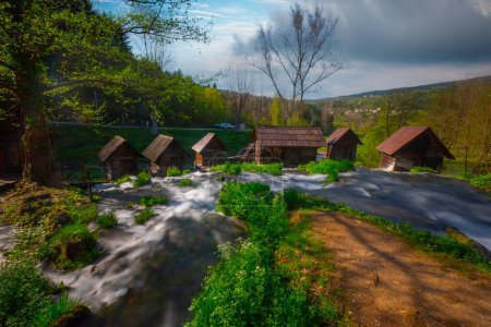 Molinos de agua históricos de madera en Jajce, Bosnia y Herzegovina
