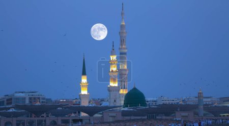 Mosquée du Prophète (Al-Masjid an-Nabawi). Dans le deuxième (après La Mecque) lieu le plus saint des musulmans. Selon la tradition, il a été construit en 622 par le Prophète