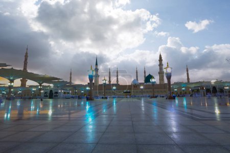 Téléchargez les photos : Mosquée du Prophète (Al-Masjid an-Nabawi). Dans le deuxième (après La Mecque) lieu le plus saint des musulmans. Selon la tradition, il a été construit en 622 par le Prophète - en image libre de droit