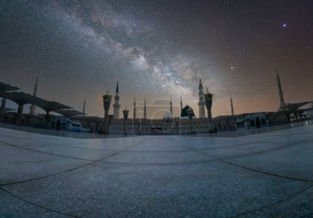Téléchargez les photos : Mosquée du Prophète (Al-Masjid an-Nabawi). Dans le deuxième (après La Mecque) lieu le plus saint des musulmans. Selon la tradition, il a été construit en 622 par le Prophète - en image libre de droit