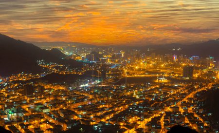 Makkah Vista de la ciudad desde la cueva de Hira. Escena nocturna antes del amanecer.