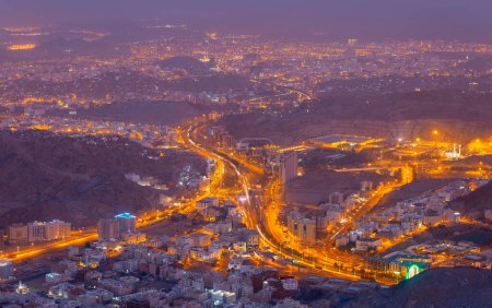 Blick auf die Stadt Makkah von der Hira-Höhle. Nachtszene vor Sonnenaufgang.
