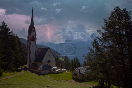 Foto de Vista de la iglesia de San Jacob en Ortisei. Tirol del Sur, Italia - Imagen libre de derechos