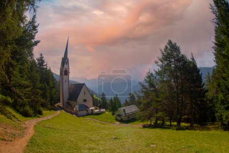 Blick auf die Kirche St. Jakob in St. Ulrich. Südtirol, Italien