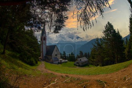 Vista de la iglesia de San Jacob en Ortisei. Tirol del Sur, Italia