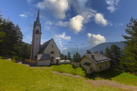 Vista de la iglesia de San Jacob en Ortisei. Tirol del Sur, Italia