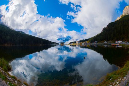 Lago Misurina en la montaña Dolomitas, Alpes italianos, Belluno, Italia.
