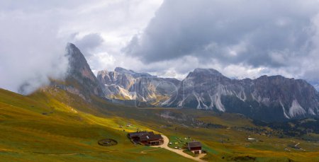 Maravilloso paisaje de los Alpes Dolomitas. Cordillera Odle, pico Seceda en Dolomitas, Italia. Cuadro artístico. Mundo de belleza.