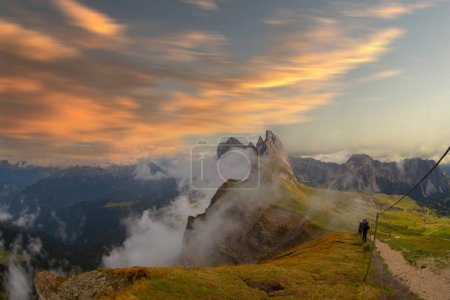 Maravilloso paisaje de los Alpes Dolomitas. Cordillera Odle, pico Seceda en Dolomitas, Italia. Cuadro artístico. Mundo de belleza.