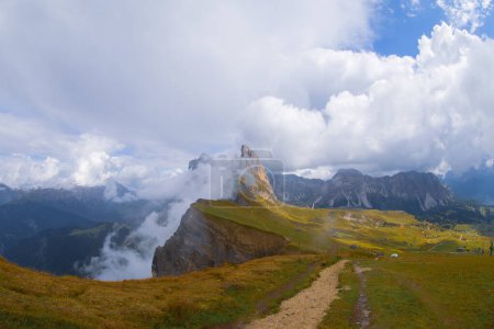 Magnifique paysage des Alpes des Dolomites. Chaîne de montagnes Odle, sommet de Seceda dans les Dolomites, Italie. Image artistique. Monde de beauté.