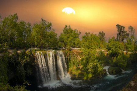 Vue spectaculaire sur la nature de la cascade d'Antalya Dden