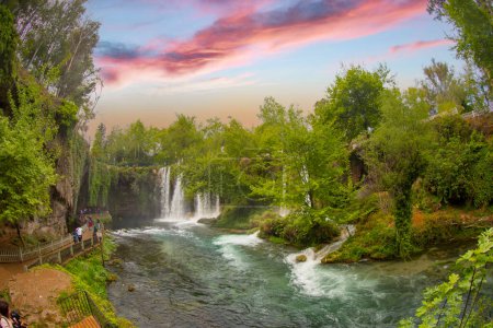Spektakulärer Blick auf den Antalya Dden Wasserfall