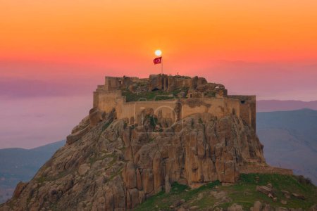 Die Burg Pertek (Pertek kalesi) befindet sich im Bezirk Pertek der Provinz Tunceli und trägt den Namen des Bezirks auf einem Berg in der Mitte des Keban-Staudamms (Keban baraji).).