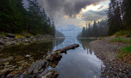 Téléchargez les photos : Lac Eibsee avec chaîne de montagnes de Zugspitze. - en image libre de droit