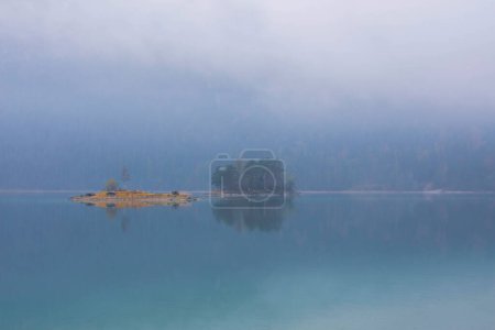 Foto de Lago Eibsee con cordillera de Zugspitze. - Imagen libre de derechos
