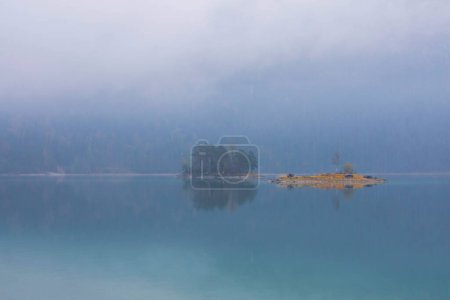 Lago Eibsee con cordillera de Zugspitze.