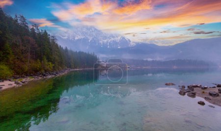 Téléchargez les photos : Lac Eibsee avec chaîne de montagnes de Zugspitze. - en image libre de droit