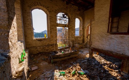 Ruiniertes altes Haus auf einem Berg