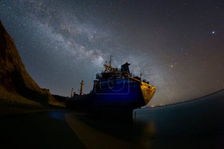 Ein an Land gespültes Schiff, Tag und Nacht fotografiert
