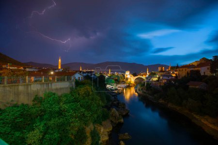 Mostar, Bosnie-Herzégovine. Le vieux pont, Stari Most, avec la rivière émeraude Neretva.