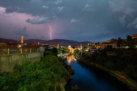 Foto de Mostar, Bosnia y Herzegovina. El Puente Viejo, Stari Most, con el río Esmeralda Neretva. - Imagen libre de derechos
